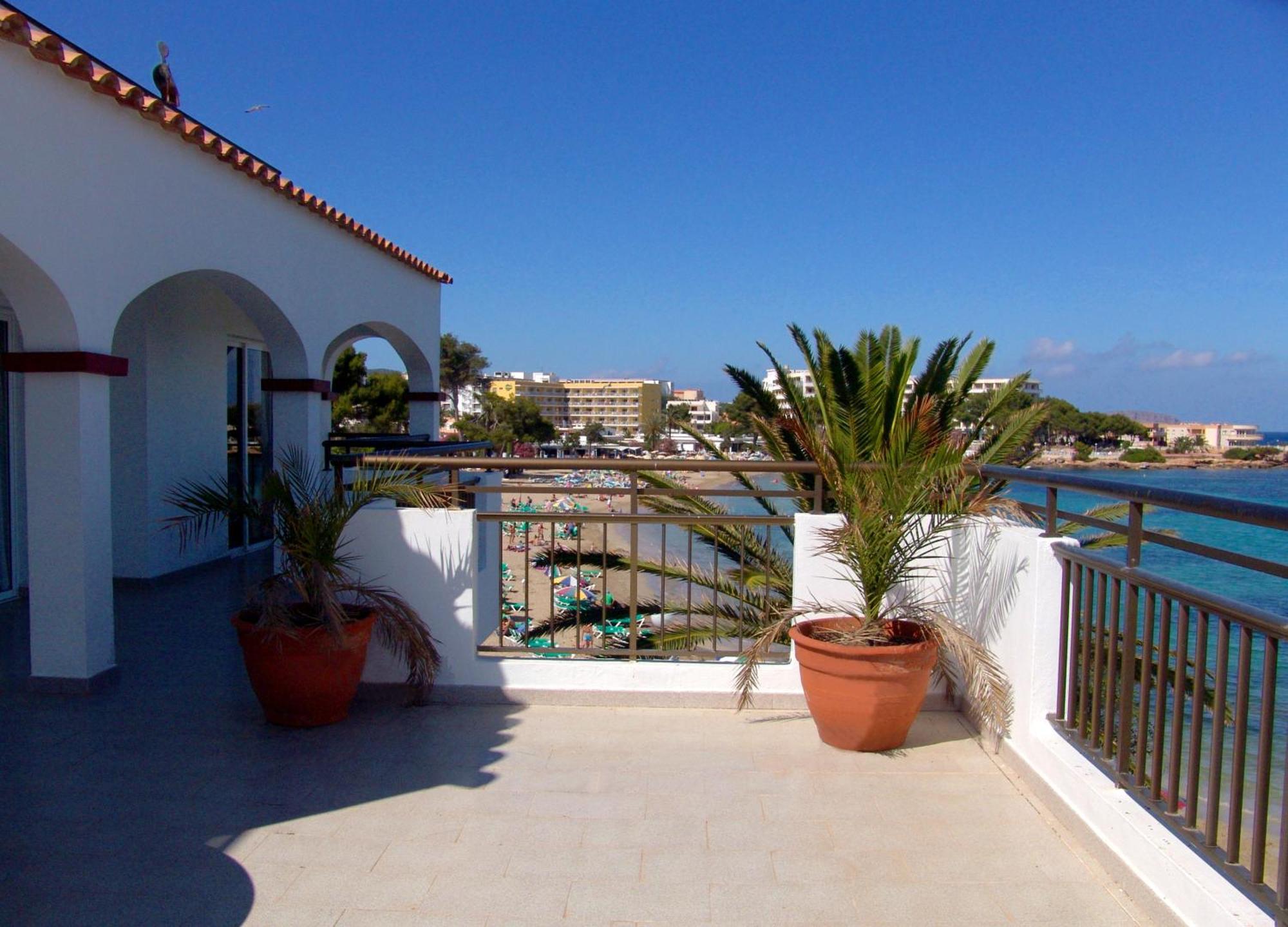Apartamentos Playa Es Cana Екстериор снимка