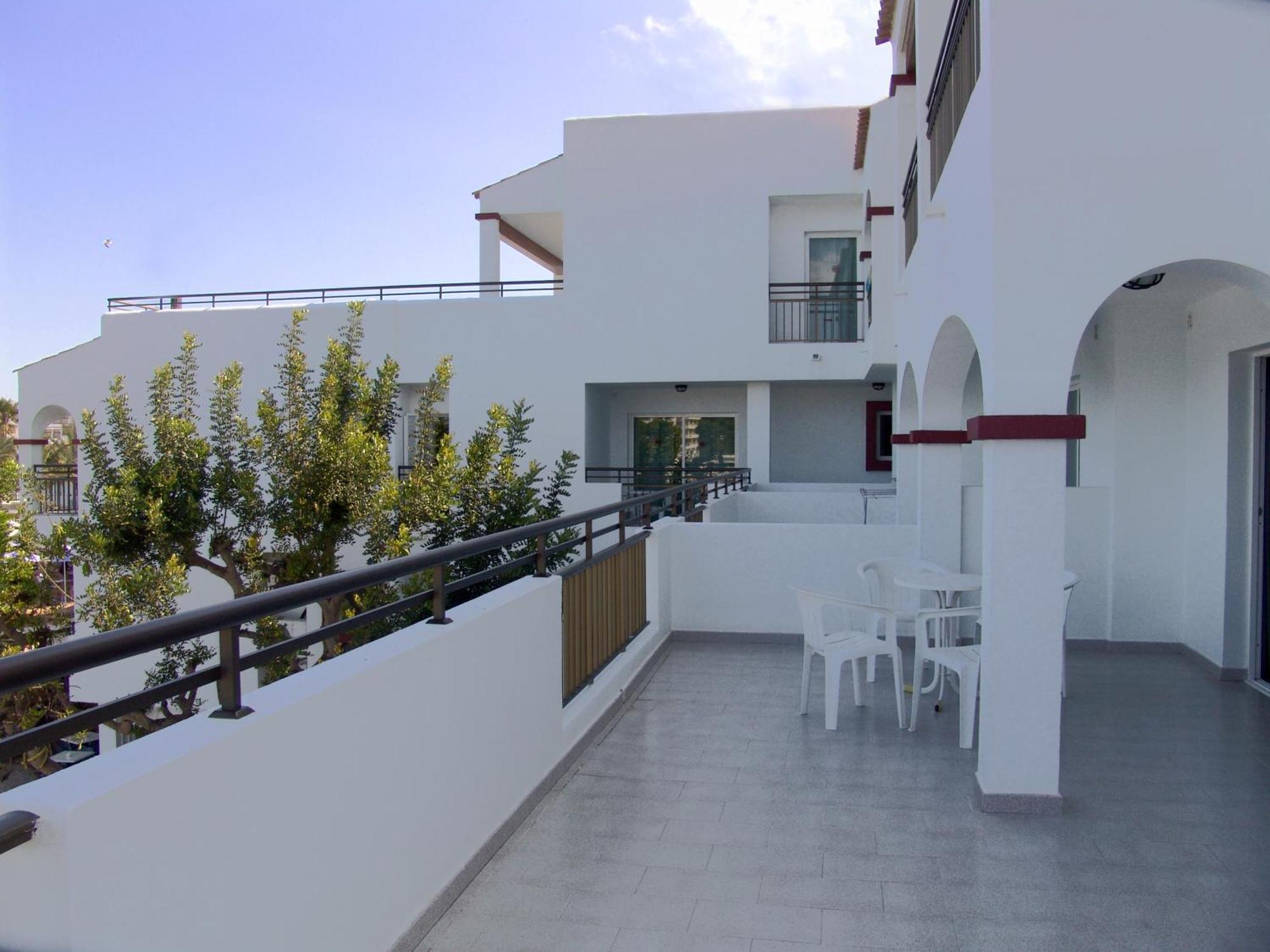 Apartamentos Playa Es Cana Екстериор снимка