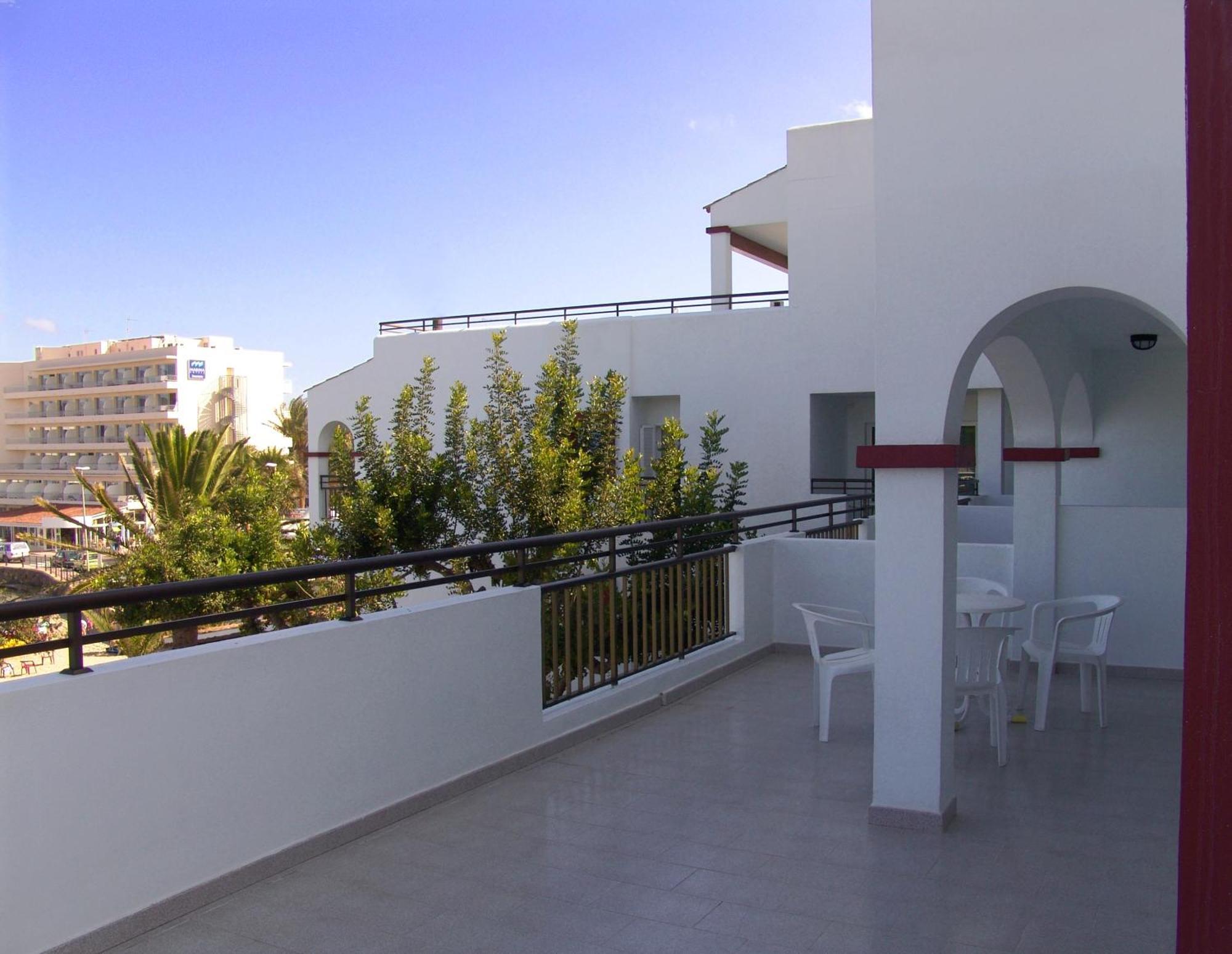 Apartamentos Playa Es Cana Екстериор снимка