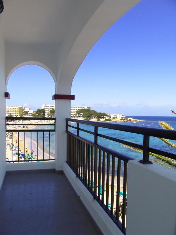 Apartamentos Playa Es Cana Стая снимка
