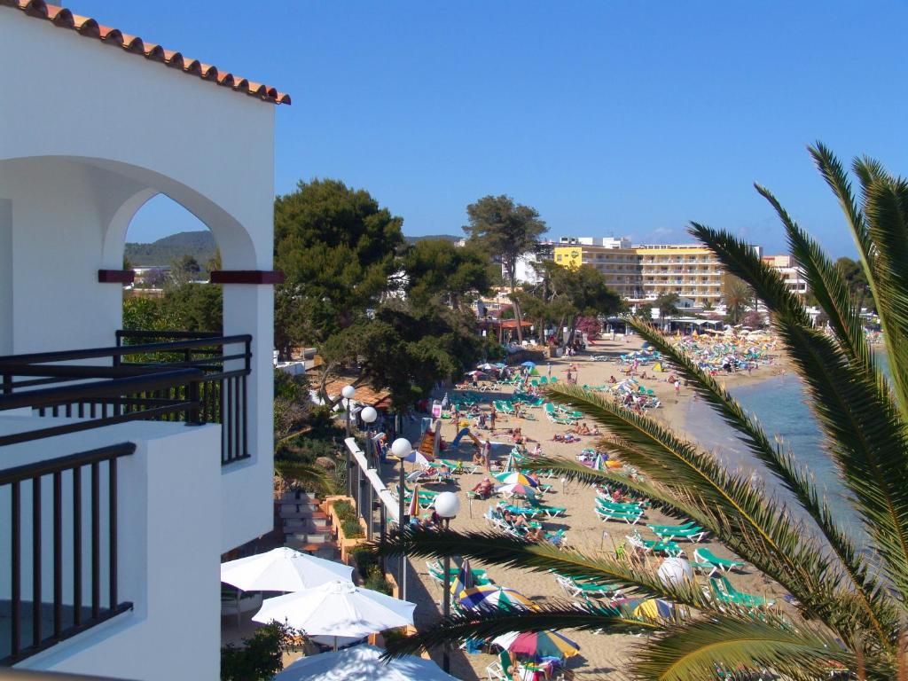 Apartamentos Playa Es Cana Екстериор снимка