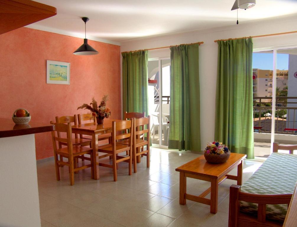 Apartamentos Playa Es Cana Стая снимка